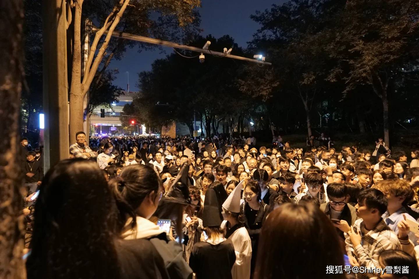 上海万圣节期间的顶流马路，因人山人海冲上热搜，地铁站都临时关闭了 第1张