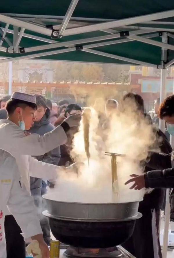一天煮了两三千斤水饺、八千人份的面条！他们是热搜第一！