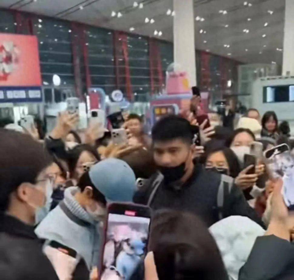 “王俊凯机场怒怼代拍”冲上热搜第一，媒体发声