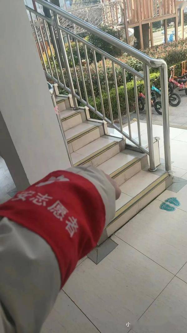 上海男子跑腿新业务火上热搜：帮家长去学校站岗，你能接受吗？