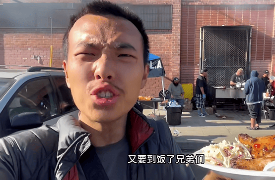 上海离谱的“街头讨饭”一幕冲上热搜：中国年轻人，越来越紧了 第8张