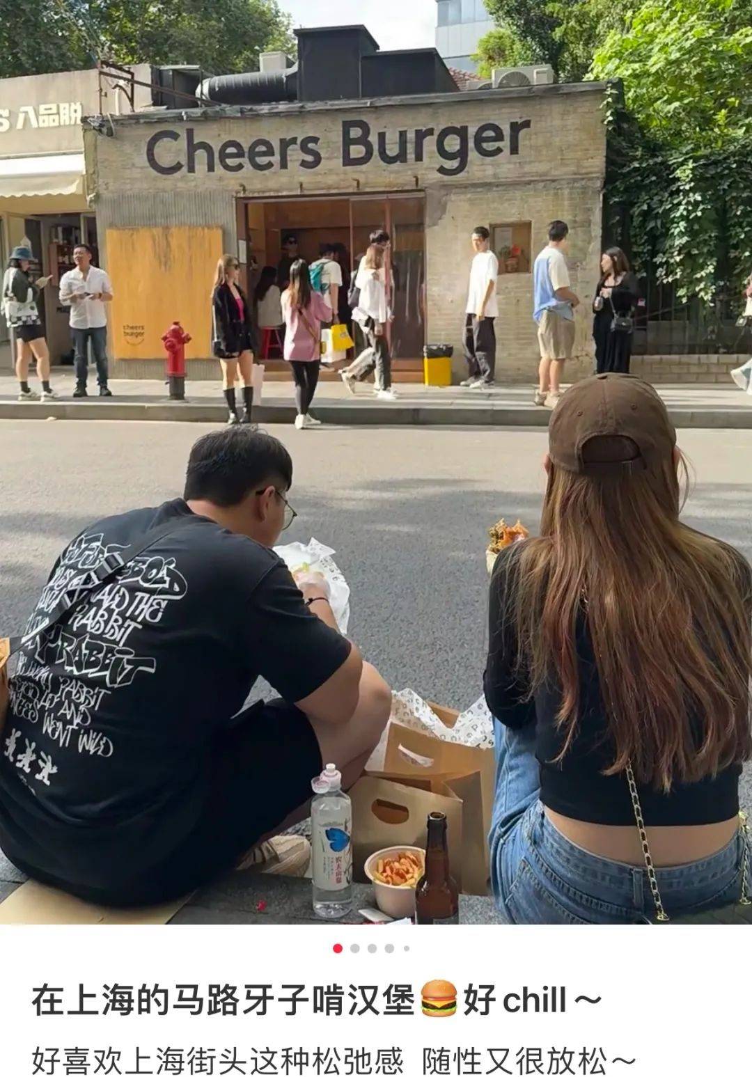 上海离谱的“街头讨饭”一幕冲上热搜：中国年轻人，越来越紧了 第13张