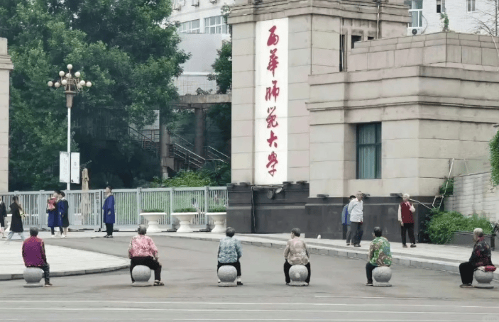 上海离谱的“街头讨饭”一幕冲上热搜：中国年轻人，越来越紧了 第32张